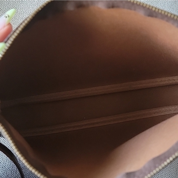 Louis Vutton Monogram Pochette Bag - Picture 3 of 8